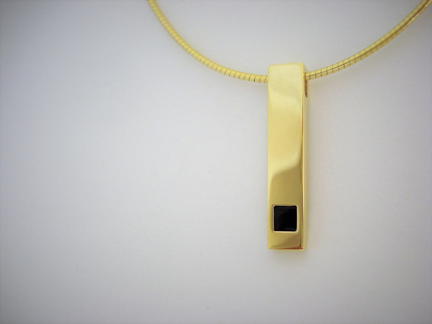 Strakke gouden hanger met onyx